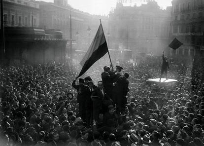 Una de las históricas fotografías de Alfonso: 'Proclamación de la Segunda República' en la madrileña Puerta del Sol, el 14 de abril de 1931.