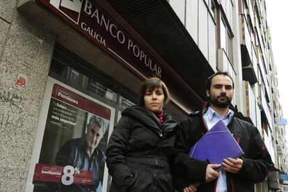 Lourdes y Rub&eacute;n, ante la sucursal del Banco Popular de Ourense el pasado mes de enero.