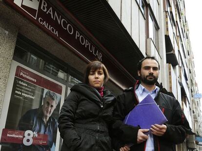 Lourdes y Rubén, ante la sucursal del Banco Popular de Ourense el pasado mes de enero.