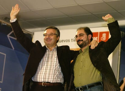 El secretario de Organización del PSOE, José Blanco, a la izquierda, apoya en la localidad zaragozana de Ejea de los Caballeros al candidato socialista a la alcadía del municipio, Javier Lambán, el 29 de noviembre de 2006.

