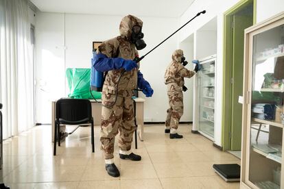 Efectivos del Ejército de Tierra, con trajes NBQ como el que soldado Vequia tuvo que ponerse para correr, realizan labores de desinfección en abril del año pasado en Canarias.