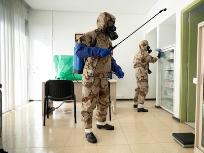 Efectivos del Ejército de Tierra, con trajes NBQ como el que soldado Vequia tuvo que ponerse para correr, realizan labores de desinfección en abril del año pasado en Canarias.