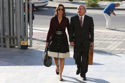 Fernando del Valle, junto a su esposa, entrando a los juzgados de Málaga en mayo de 2010.