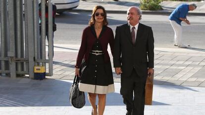 Fernando del Valle, junto a su esposa, entrando a los juzgados de Málaga en mayo de 2010.