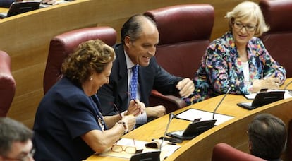 La alcaldesa de Valencia, Rita Barberá, y el expresidente Francisco Camps, en las Cortes valencianas el pasado septiembre.