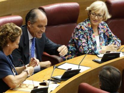 La alcaldesa de Valencia, Rita Barberá, y el expresidente Francisco Camps, en las Cortes valencianas el pasado septiembre.