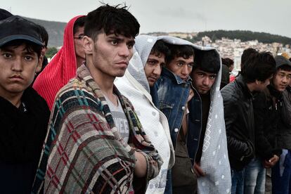 Inmigrantes sirios recién llegados a la isla de Levos (Grecia) se protegen de la lluvia en la ciudad de Mitilene. Human Rights Watch advierte que las violaciones a los Derechos Humanos en sus países de origen son el origen del alarmante aumento de inmigrantes que llegan a Europa cruzando el Mediterráneo.