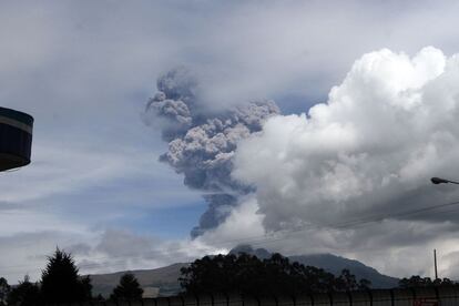 Água e cinza são expelidas do vulcão Cotopaxi, situado na província de Pichincha, Equador. A altura alcançou cinco quilômetros.