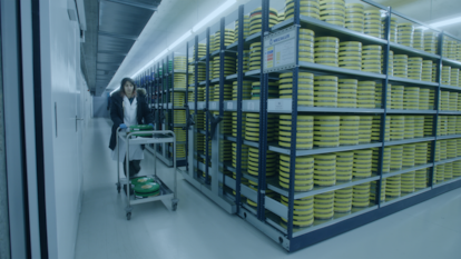 Yaiza Tenza en el almacén de la Filmoteca Nacional en una imagen del documental 'Los archivos secretos del No-Do'.