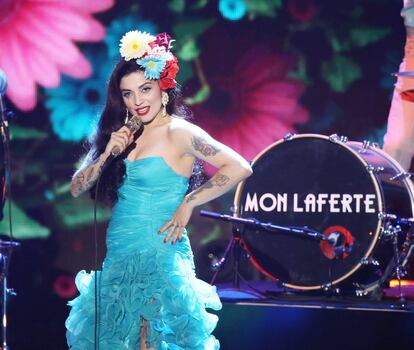 La artista Mon Laferte, durante su actuación en los Grammy Latinos.