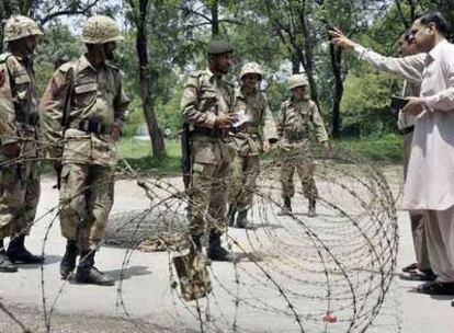 Soldados paquistaníes bloquean una carretera cercana a la Mezquita Roja ayer en Islamabad.