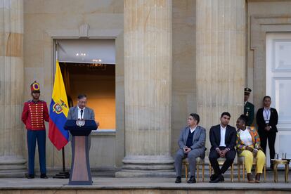 El presidente colombiano, Gustavo Petro, da el discurso previo a la presentación de su programa diario para defender sus reformas, fuera del palacio presidencial en Bogotá, este lunes.