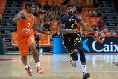 Lorenzo Brown, ante Chris Jones, del Valencia Basket.