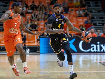 Lorenzo Brown, ante Chris Jones, del Valencia Basket.