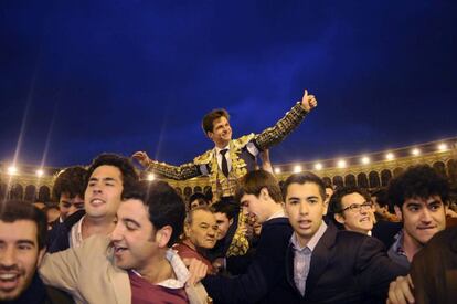 El maestro Julián López saliendo por la Puerta del Príncipe, tras cortar tres orejas de las reses de las ganaderías de Garcigrande y Domingo Hernández.