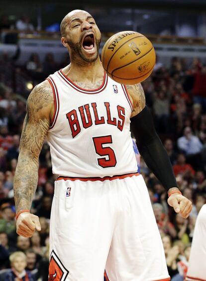 Boozer, de los Bulls, celebra una canasta ante los Pistons.