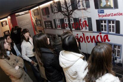 Alumnas del colegio Nuestra Señora de Loreto, en la plaza recreada en la exposición de La Caixa.