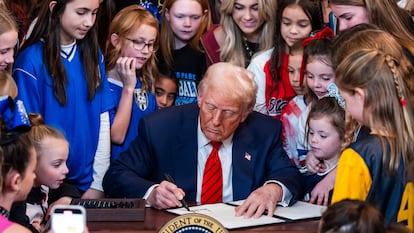 El presidente de Estados Unidos, Donald Trump, rodeado de niñas en la Casa Blanca, firma en febrero de este año una orden que prohíbe a los atletas transgénero participar en deportes femeninos.