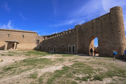 Ruta literaria quijotesca, ruta etnográfica, ruta de las Hazadillas, ruta de la Cruz de las monjas, ruta de la Laguna blanca, ruta de la senda del castillo de Rochafrida, ruta de la senda de la cueva de Montesinos, ruta del castillo de Peñarroya (en la foto). El Parque Natural de las Lagunas de Ruidera propone diferentes senderos para recorrer, a pie o en bicicleta, 4.000 hectáreas repartidas en 16 lagunas escalonadas, formando cascadas y torrentes. Especialmente recomendable en primavera, cuando el agua alcanza su máximo caudal y vienen a anidar las aves acuáticas.