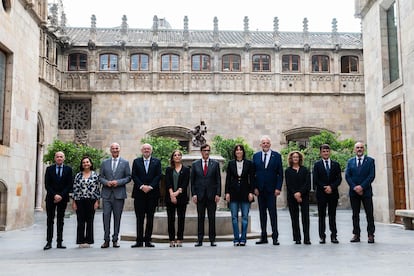 El presidente catalán, Salvador Illa, en el centro, junto a la ministra Diana Morat (derecha) y la consejera Núria Montserrat, y los rectores catalanes.