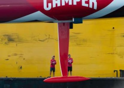 El equipo CAMPER observa cómo el barco se eleva con una grúa.