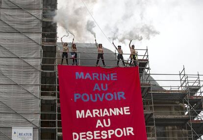 Cinco activistas del grupo feminista Femen han desplegado una pancarta contra la candidata presidencial de ultraderecha Marine Le Pen en una iglesia de Hénin-Beaumont, en la región de Paso de Calais, en el norte de Francia.