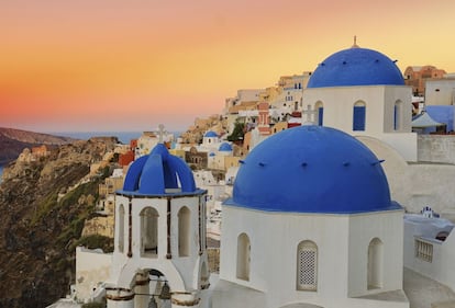 Santorini, donde la leyenda sitúa a la Atlántida, en Grecia. En Oia se disfrutan de los mejores atardeceres.