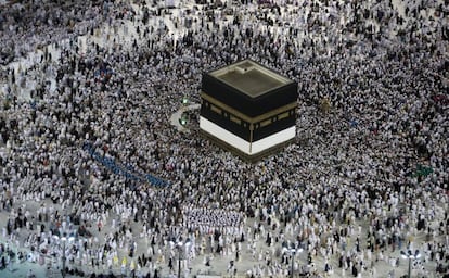 Una multitud de peregrinos se prepara para dar vueltas alrededor de la Kaaba, el santuario más sagrado del Islam, en la Gran Mezquita de La Meca.