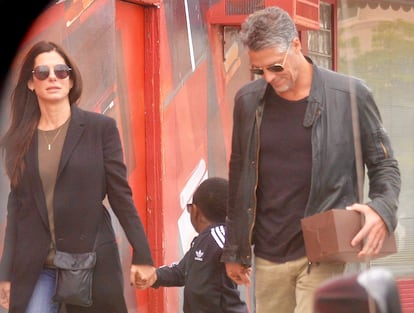 Sandra Bullock, su hijo Louis y Bryan Randall en Los Ángeles en 2016.