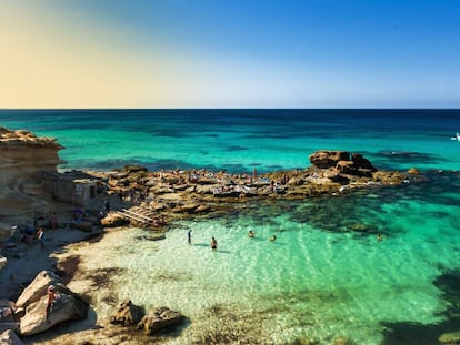 Bañistas en el Caló des Mort, en la isla de Formentera. 