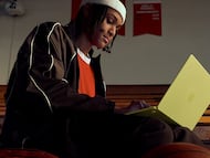 Chico utilizando un portátil MacBook Neo