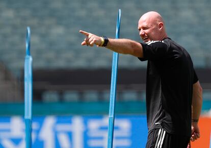 Robert Page, en el último entrenamiento de la selección de Gales.