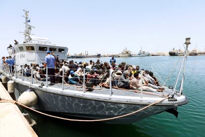 Migrantes resacatados llegan a la base naval de Trípoli.