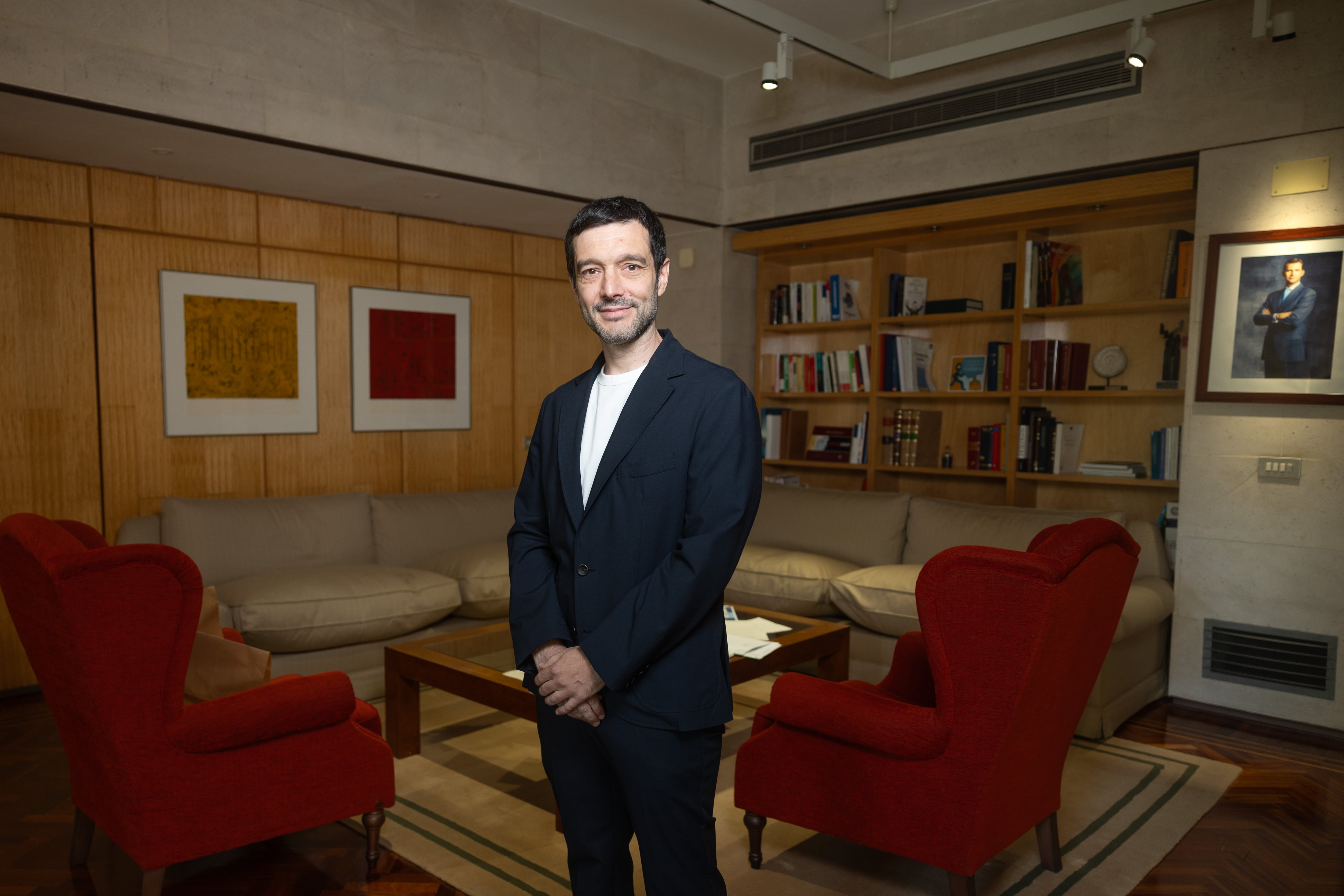 Pablo Bustinduy, ministro de Derechos Sociales, Consumo y Agenda 2030, en su despacho del ministerio. 