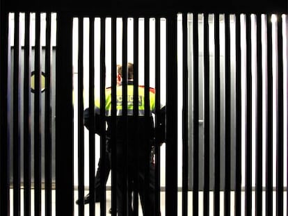 Un agente de los Mossos d'Esquadra, junto a las celdas de la comisaría de Les Corts donde se instalaron cámaras de vigilancia.
