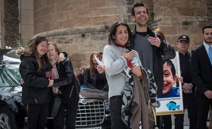 Los padres y familiares de Gabriel despu&eacute;s del funeral.