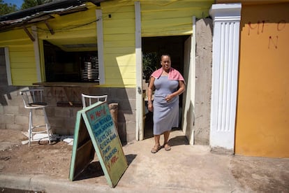 La casa y la bodega aledaña de Dominga Castillo, de 41 años, y su madre, Nemencia, de 78, ya fueron condenadas a muerte con un "MF". A diferencia de la mayoría de las viviendas ubicadas en esta zona fronteriza, la edificación de Castillo está construida con concreto y tabiques. Dada esta condición, la indemnización puede ser hasta siete veces más alta. Sin embargo, ella y su madre se resisten a abandonar su hogar. En la imagen, Dominga Castillo posa para un retrato frente a su vivienda en Pepillo Salcedo.  