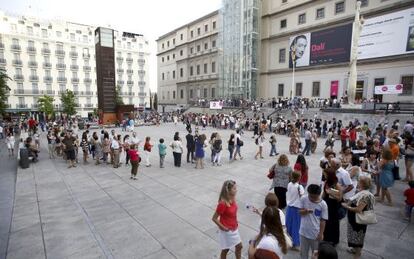 Colas ante el Reina Sof&iacute;a en el &uacute;ltimo d&iacute;a de la exposici&oacute;n de Dal&iacute;, en septiembre de 2013. 