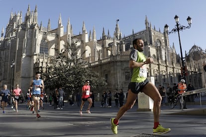 Isaac Rosa, durante el medio maratón de Sevilla en enero de 2019. Ha pasado los últimos 19 años corriendo.