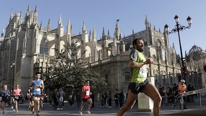 Isaac Rosa, durante el medio maratón de Sevilla en enero de 2019. Ha pasado los últimos 19 años corriendo.