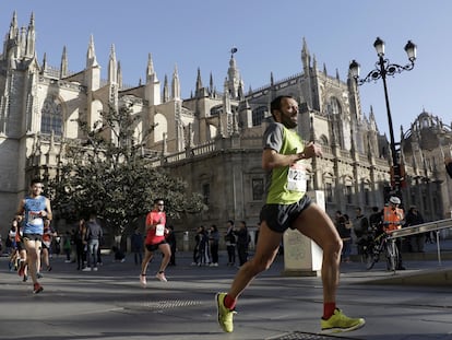Isaac Rosa, durante el medio maratón de Sevilla en enero de 2019. Ha pasado los últimos 19 años corriendo.