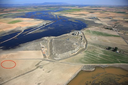 Aerial view of the fortified town of Calatrava la Vieja, and a red circle marking the spot where the first treasure was found in 1960.