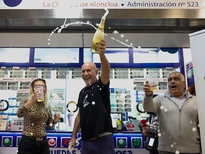 Propietarios y empleados de la administración La Chulapa, en Madrid, celebran este jueves haber vendido el Gordo.