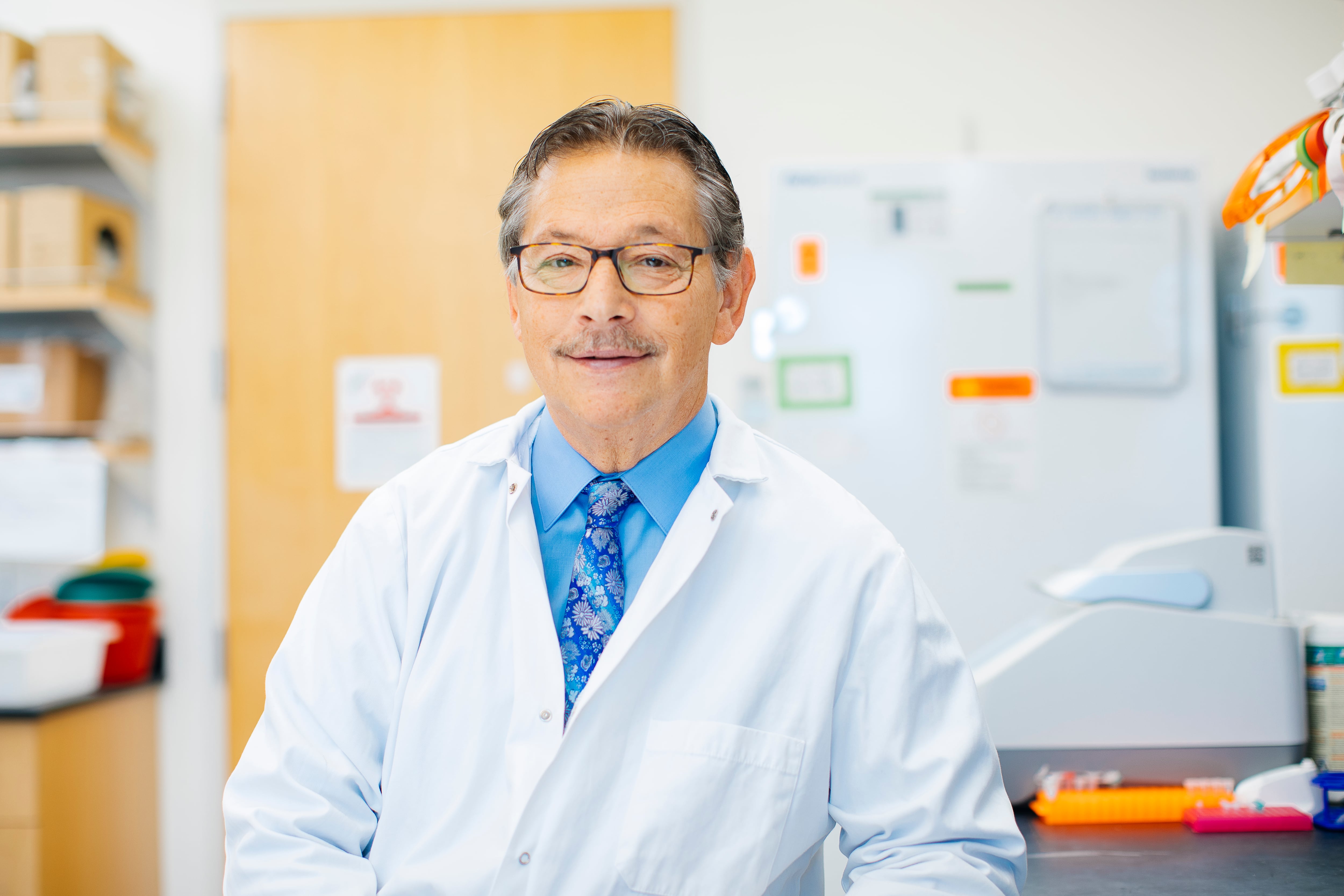 El médico Donald Kohn, en su laboratorio de la Universidad de California en Los Ángeles.