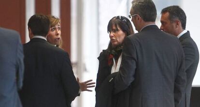 Sánchez Camacho, a la izquierda, habla con María Victoria Álvarez, examante de Jordi Pujol Ferrusola, hoy, en los juzgados.