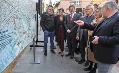 El presidente Ximo Puig, con el alcalde de Valencia, Joan Ribó, la consejera María José Salvador, y los ediles (al fondo izquierda) Giuseppe Grezzi y Sandra Gómez, frente al plano de la Línea 10 del Metro.