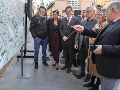 El presidente Ximo Puig, con el alcalde de Valencia, Joan Ribó, la consejera María José Salvador, y los ediles (al fondo izquierda) Giuseppe Grezzi y Sandra Gómez, frente al plano de la Línea 10 del Metro. 