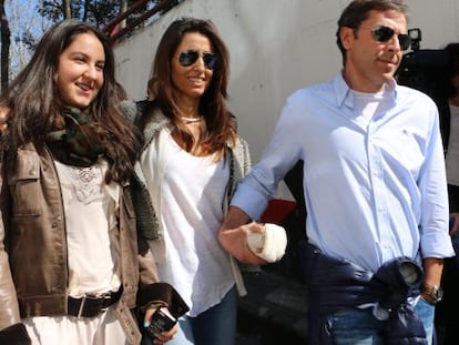 Paco Gonz&aacute;lez, con su esposa e hija al salir del juzgado.