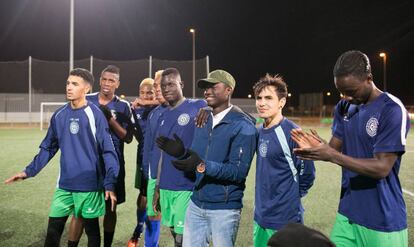 Malick Doumbouya (en el centro) junto con los jugadores de Alma de África en el campo de San Telmo, en Jerez de la Frontera.