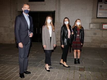 Los Reyes y sus hijas, el domingo, a la salida del Teatro Real.